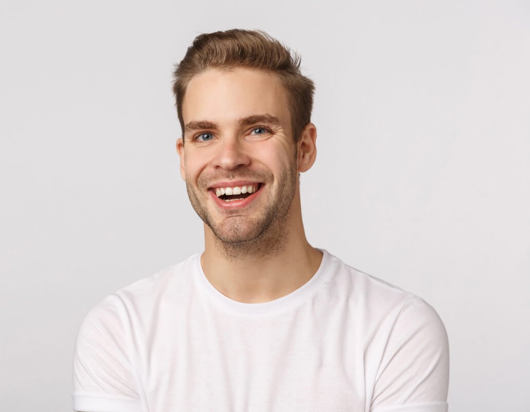 handsome-blond-guy-with-blue-eyes-white-t-shirt-smiling 1 handsome-blond-guy-with-blue-eyes-white-t-shirt-smiling 1